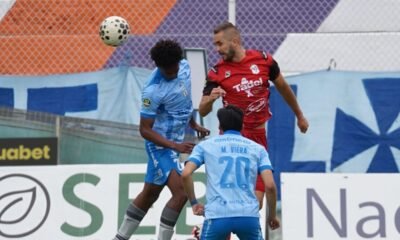 Jean Carlos Blanco, del Manta, despeja el balón ante jugadores de Macará. Foto: API