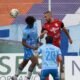 Jean Carlos Blanco, del Manta, despeja el balón ante jugadores de Macará. Foto: API
