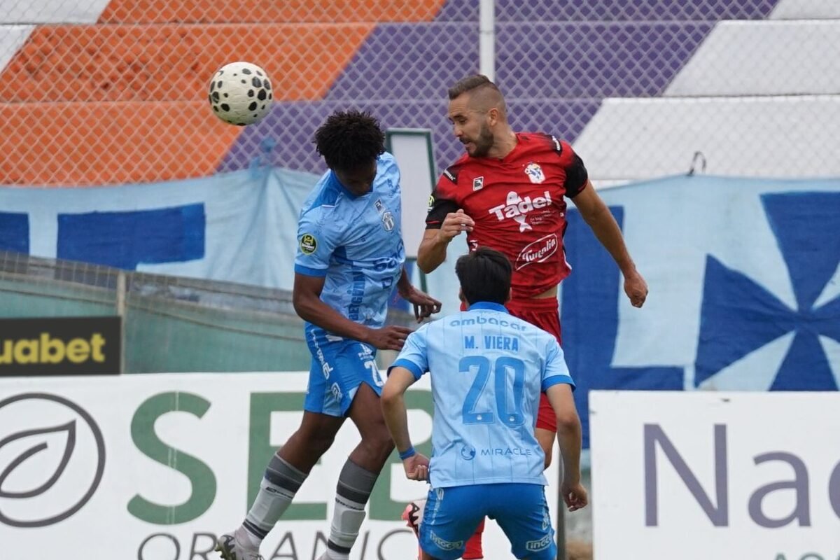 Jean Carlos Blanco, del Manta, despeja el balón ante jugadores de Macará. Foto: API