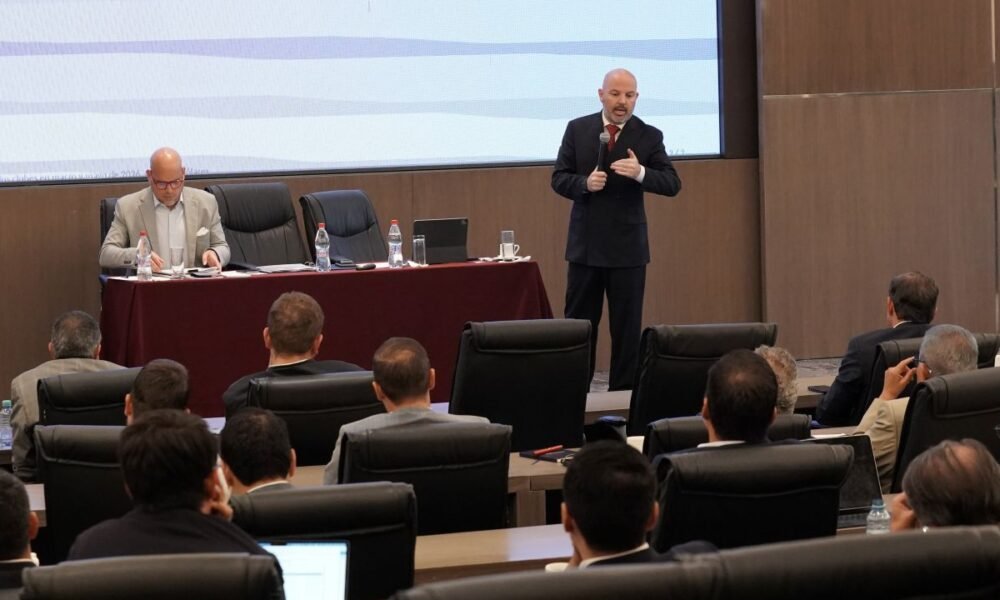 Miguel Ángel Loor en la reunión con los presidentes de clubes en Samborondón. Foto: LigaPro