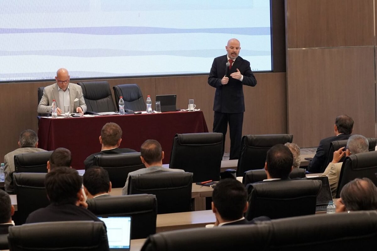 Miguel Ángel Loor en la reunión con los presidentes de clubes en Samborondón. Foto: LigaPro
