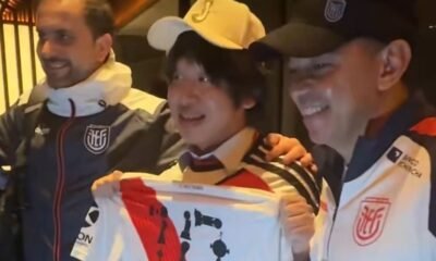 Marcelo Gallardo con un hincha japonés de River Plate. Foto Captura de pantalla