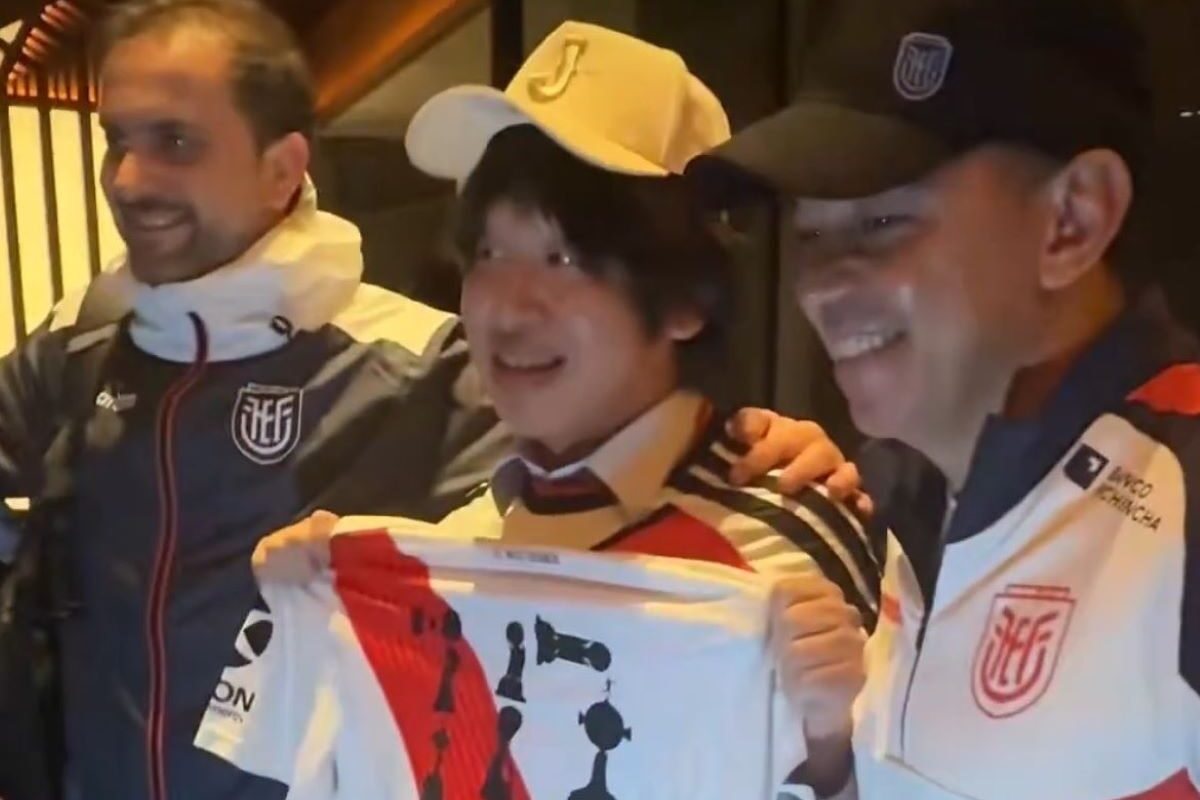 Marcelo Gallardo con un hincha japonés de River Plate. Foto Captura de pantalla