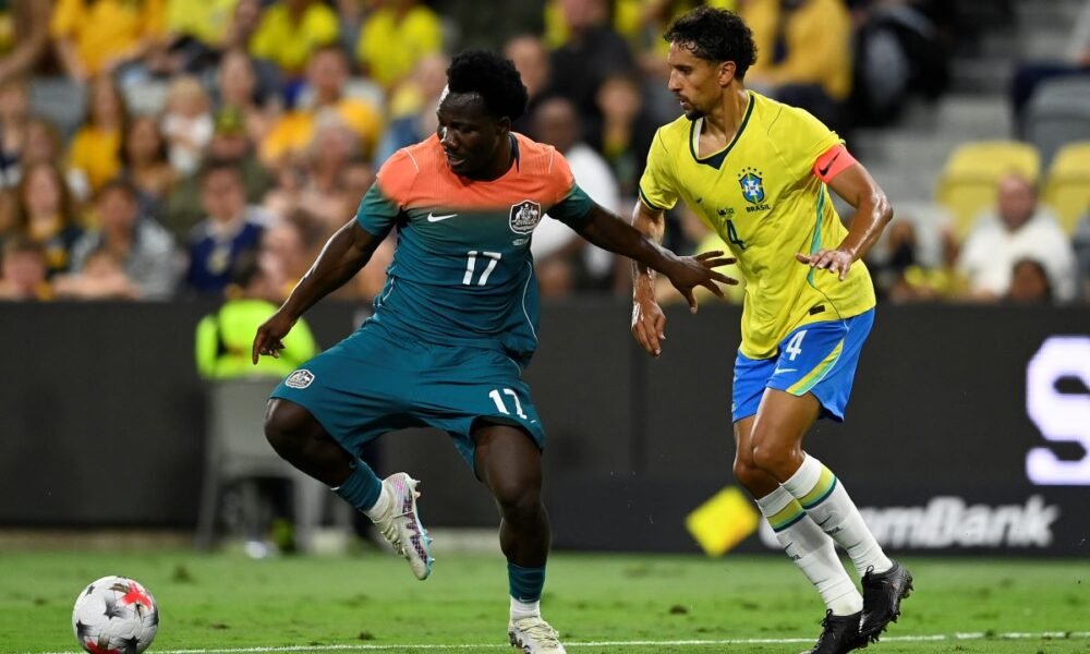 Nestory Irakunda, autor del gol de Australia con Marquinhos de Brasil. Foto Selección de Australia