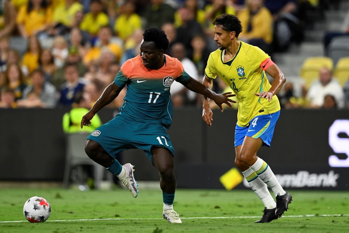 Nestory Irakunda, autor del gol de Australia con Marquinhos de Brasil. Foto Selección de Australia
