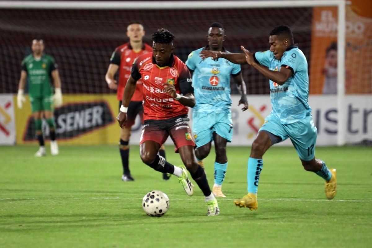 Ordóñez, de Deportivo Cuenca, en el partido ante Libertad. Foto API