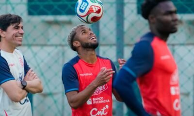 Pedro Vite jugando con la trionda en un entrenamiento con La Tri. Foto La Tri