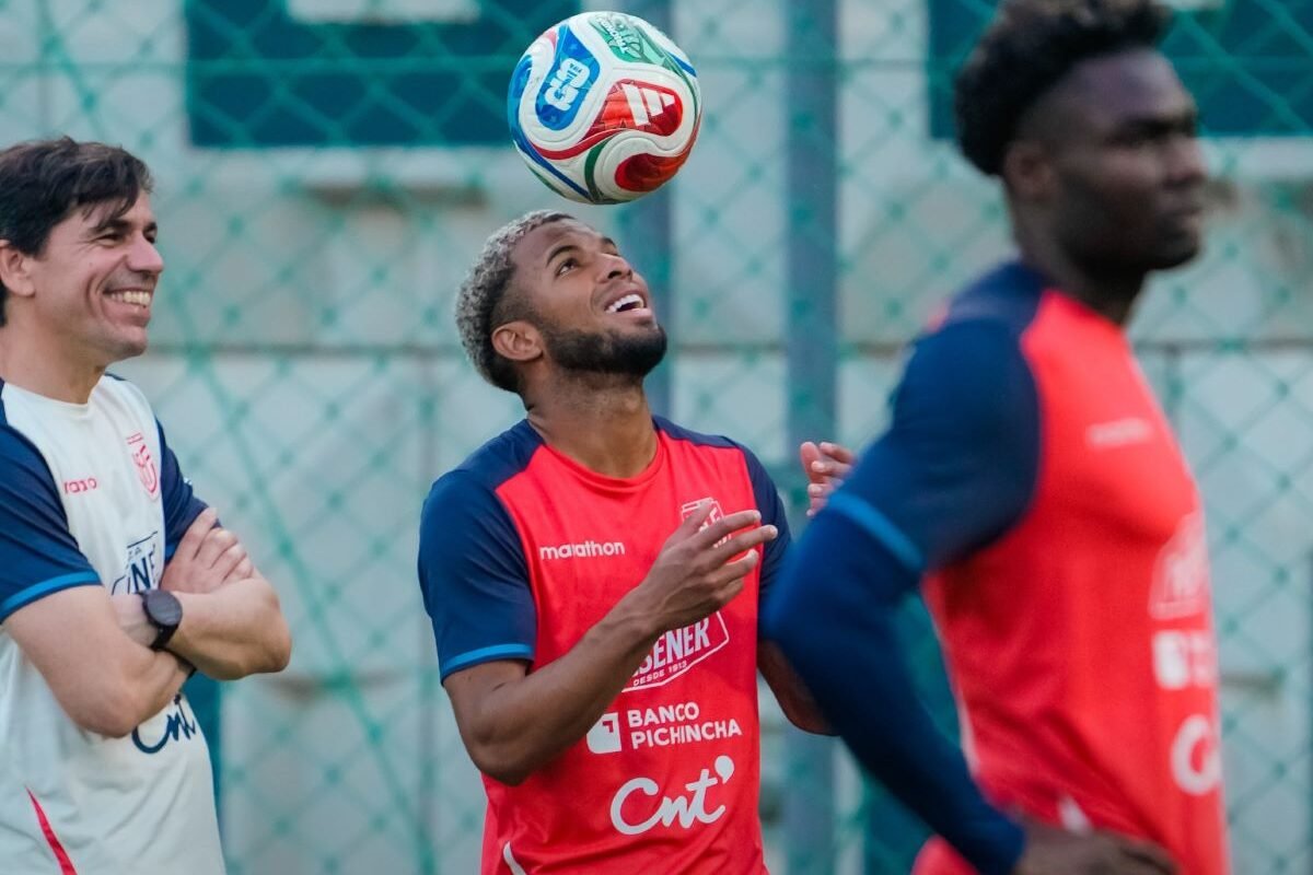 Pedro Vite jugando con la trionda en un entrenamiento con La Tri. Foto La Tri
