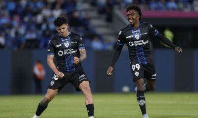 Ronald Briones y Djorkaeff Reasco de IDV en el partido de la fecha 29. Foto API