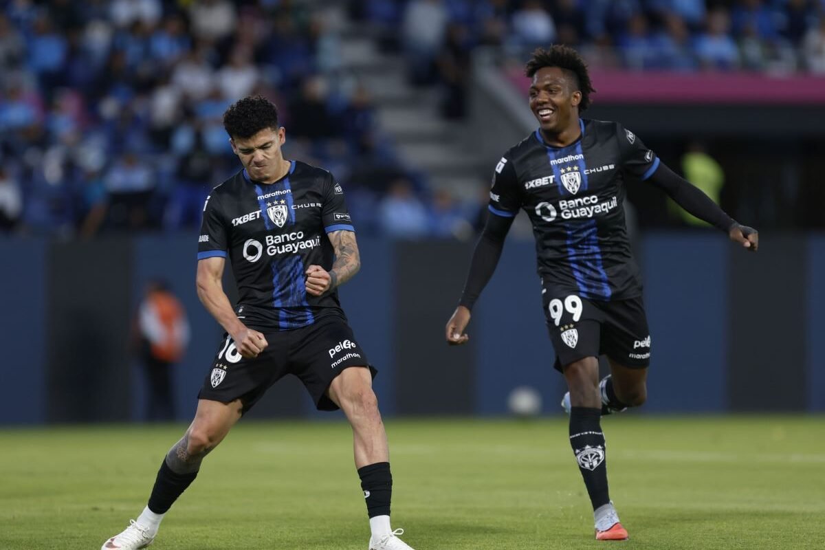 Ronald Briones y Djorkaeff Reasco de IDV en el partido de la fecha 29. Foto API