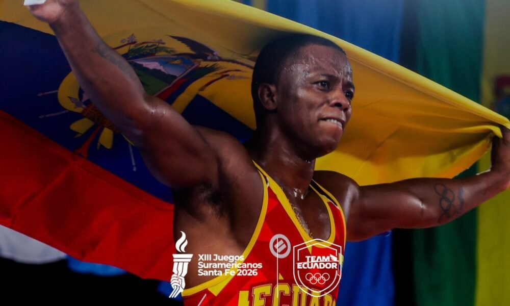 Andrés Montaño con la bandera de Ecuador después de conseguir la medalla de oro. Foto: Team Ecuador