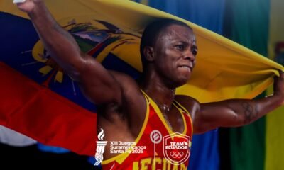 Andrés Montaño con la bandera de Ecuador después de conseguir la medalla de oro. Foto: Team Ecuador