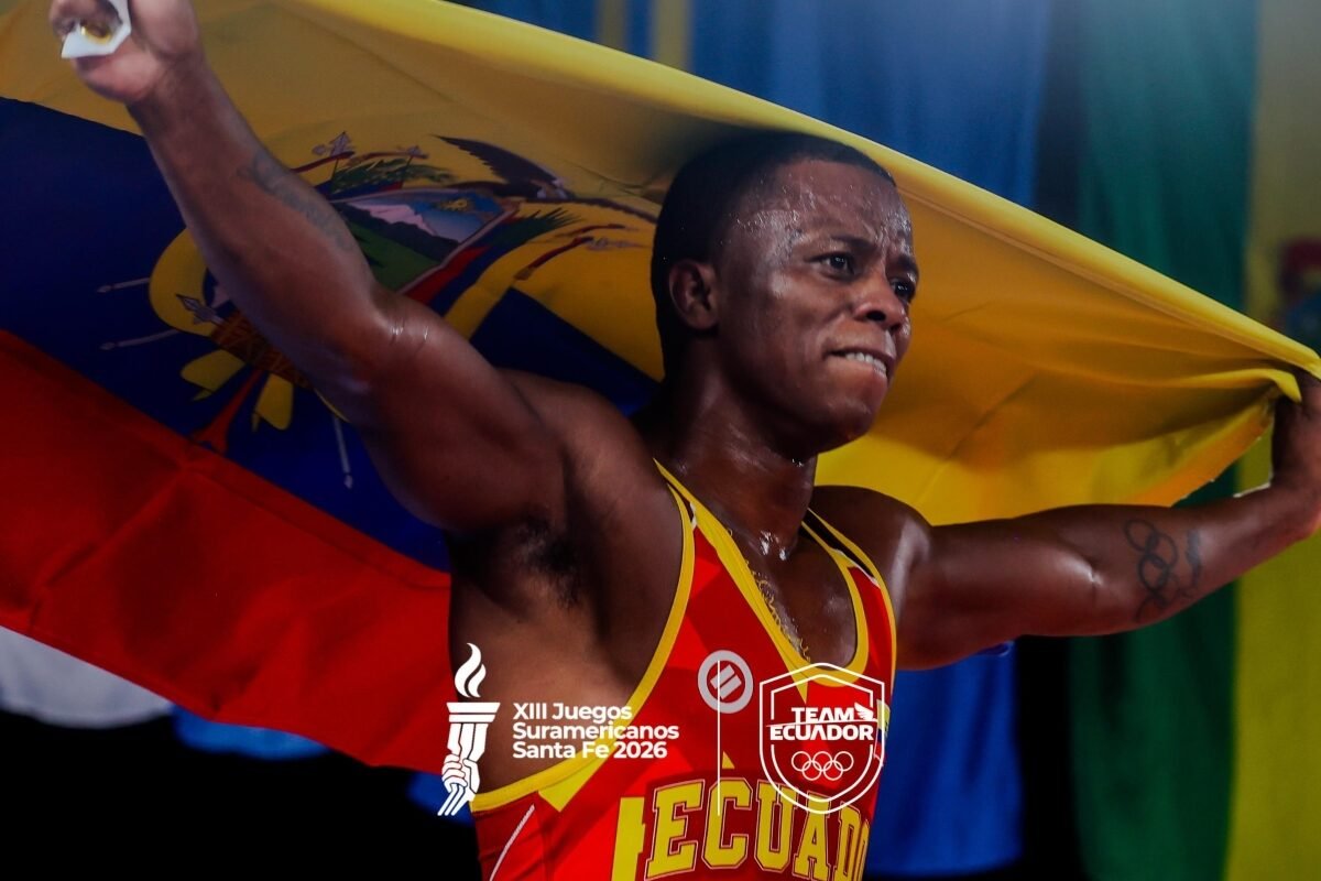 Andrés Montaño con la bandera de Ecuador después de conseguir la medalla de oro. Foto: Team Ecuador