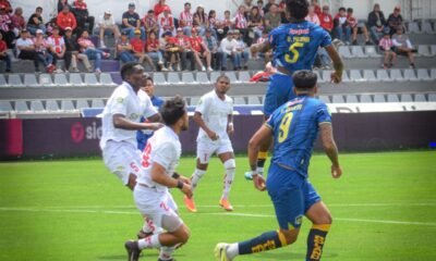 Técnico Universitario y Delfín SC jugando en la fecha 1 del hexagonal del descenso. Foto Delfín SC
