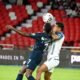 Juan Sebastián Rodríguez, de Liga de Quito, ante un juagdor de Católica. Foto: U. Católica