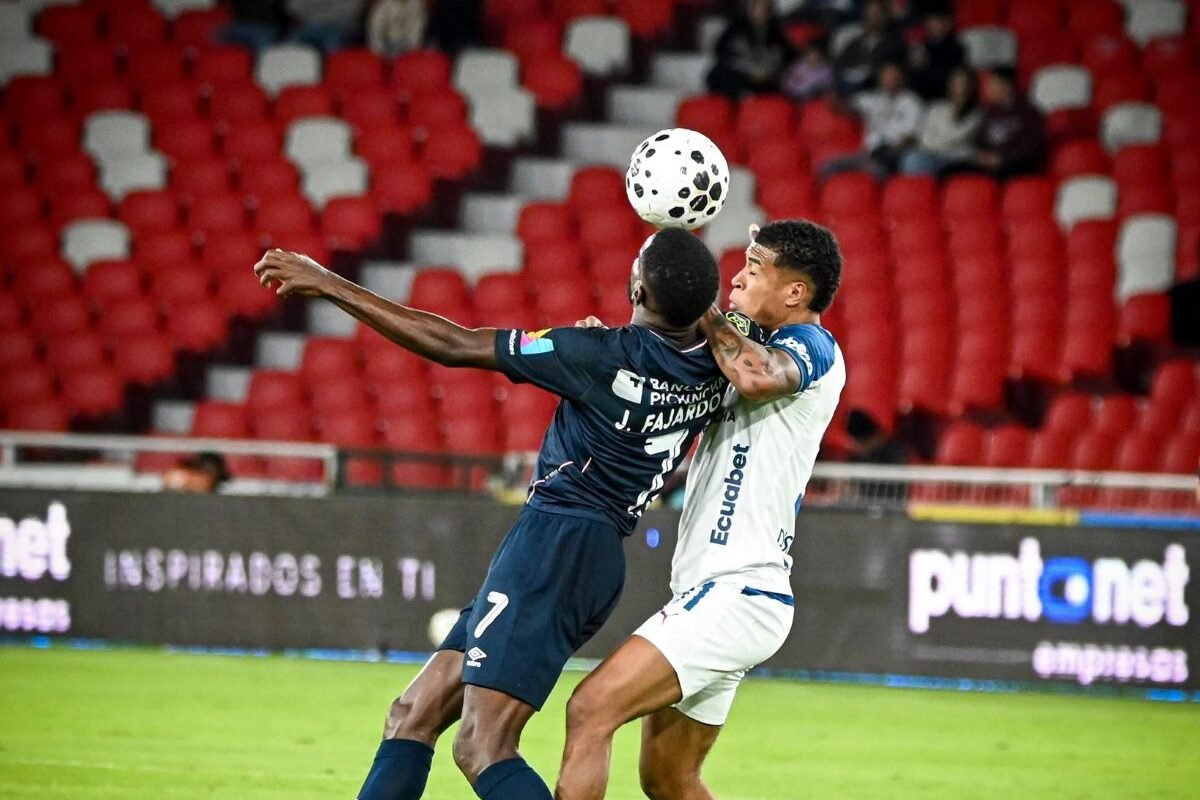 Juan Sebastián Rodríguez, de Liga de Quito, ante un juagdor de Católica. Foto: U. Católica