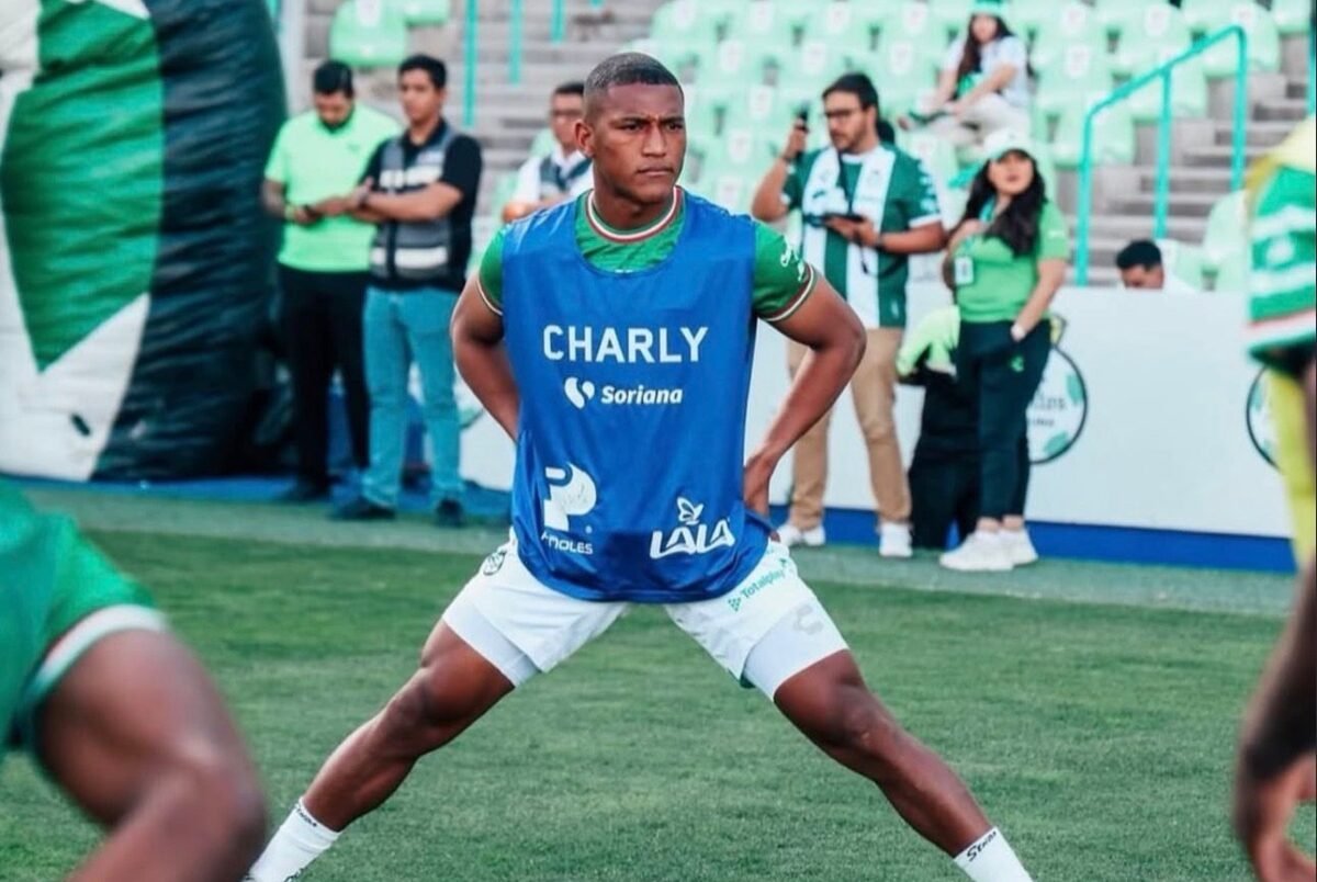 Carlos Gruezo en el calentamiento previo a un partido con el Santos Laguna. Foto: Carlos Gruezo