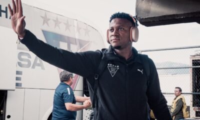 Michael Estrada en su llegada al Rodrigo Paz para enfrentar al Deportivo Cuenca. Foto: LDU