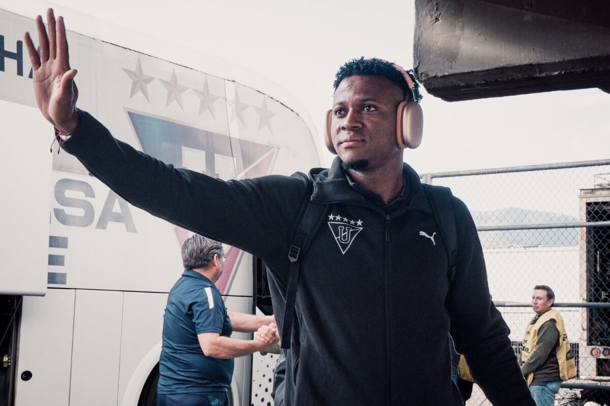 Michael Estrada en su llegada al Rodrigo Paz para enfrentar al Deportivo Cuenca. Foto: LDU