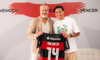 Anthony Valencia en la presentación en el Flamengo.