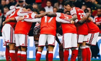 Los jugadores del Arsenal antes del partido con el Brighton.