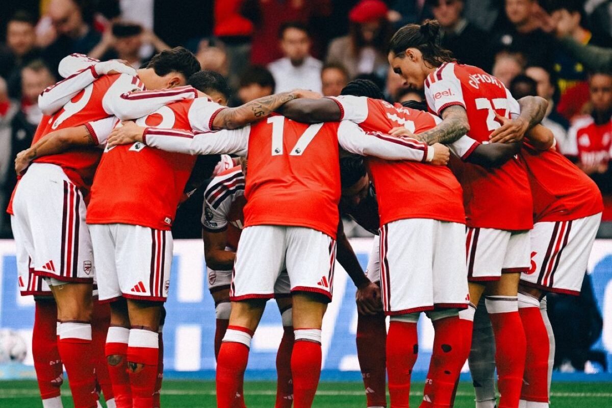 Los jugadores del Arsenal antes del partido con el Brighton.
