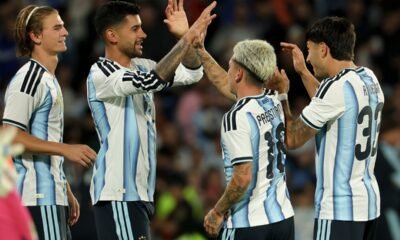 Cristian Romero, Nico Paz, Gianluca Prestianni y Román Vega festejan el gol de Argentina. Foto: Selección de Argentina