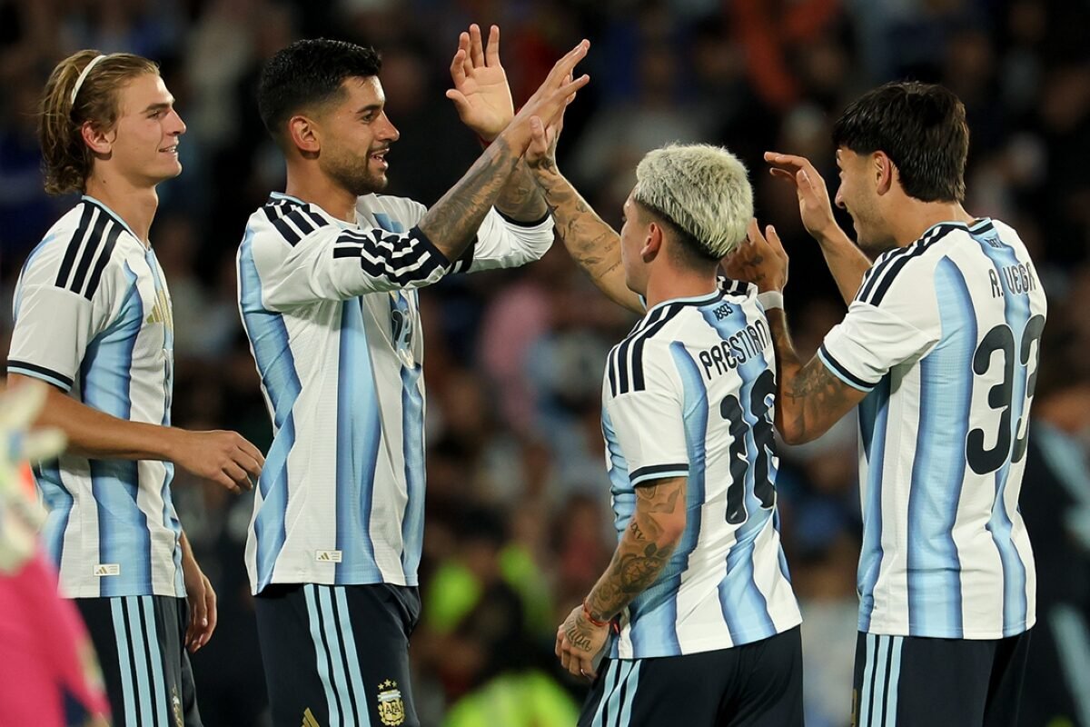 Cristian Romero, Nico Paz, Gianluca Prestianni y Román Vega festejan el gol de Argentina. Foto: Selección de Argentina