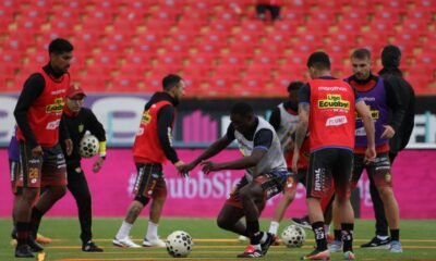 Los jugadores del Deportivo Cuenca, en la previa ante Guayaquil City. Foto: API