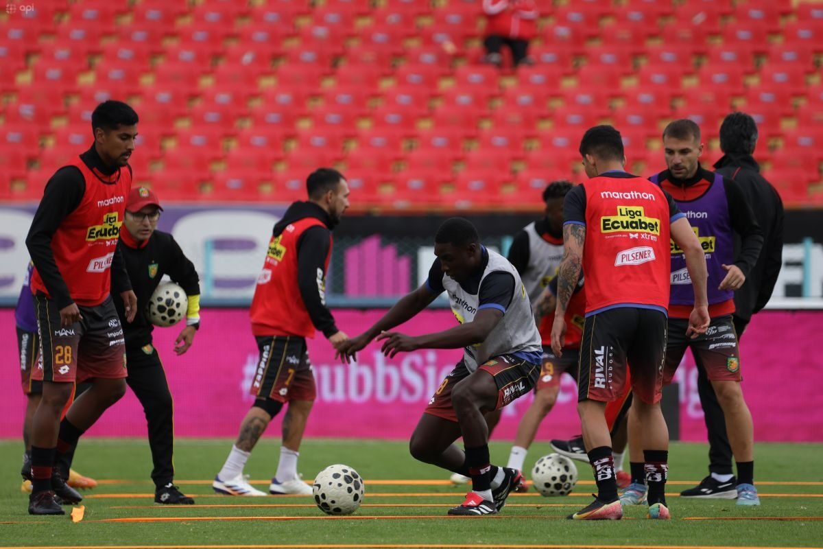 Los jugadores del Deportivo Cuenca, en la previa ante Guayaquil City. Foto: API