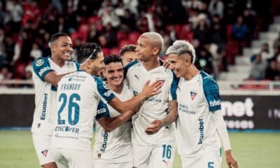 Deyverson celebra con sus compañeros el gol que anotó para Liga de Quito ante Deportivo Quito. Foto: LDU