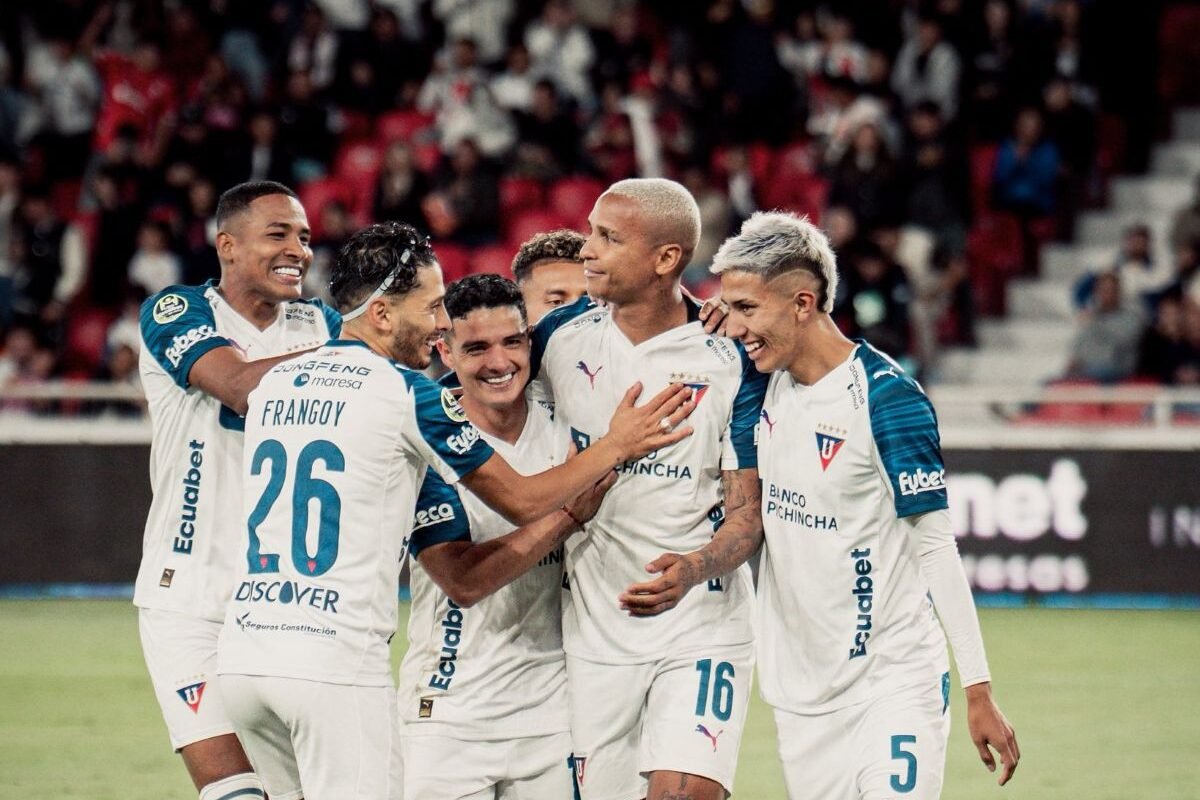 Deyverson celebra con sus compañeros el gol que anotó para Liga de Quito ante Deportivo Quito. Foto: LDU