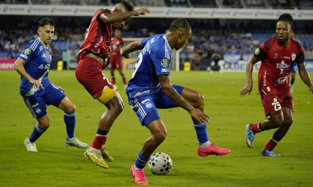 Jugadores de Emelec y Manta, en el estadio Capwell. Foto: API