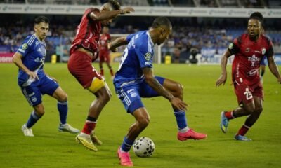 Jugadores de Emelec y Manta, en el estadio Capwell. Foto: API
