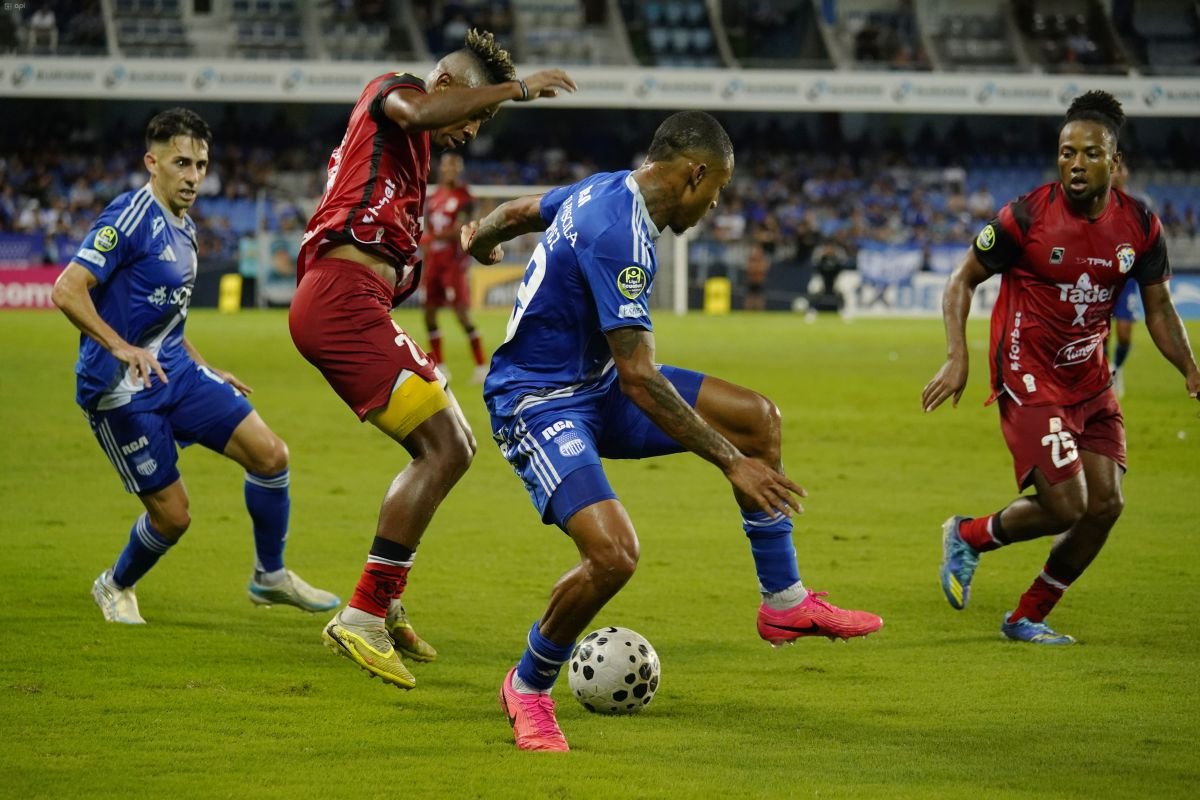 Jugadores de Emelec y Manta, en el estadio Capwell. Foto: API
