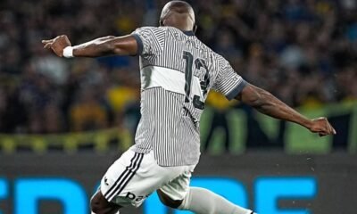 Enner Valencia ejecuta un penal ante Vélez Sarsfield. Foto: Boca Juniors