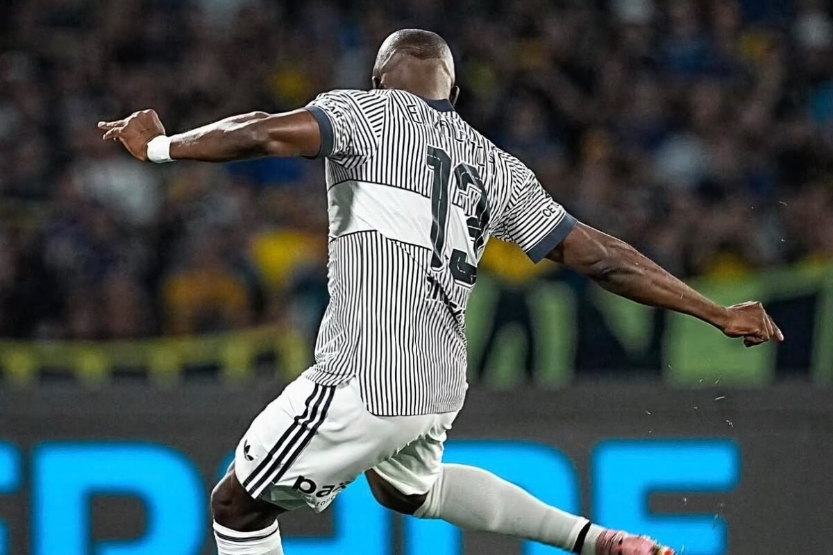 Enner Valencia ejecuta un penal ante Vélez Sarsfield. Foto: Boca Juniors