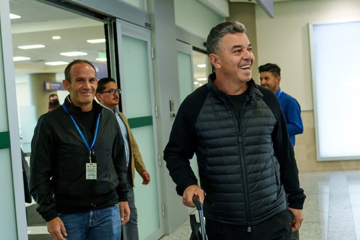 Marcelo Gallardo con Francisco Egas en el aeropuerto de Quito. Foto: FEF