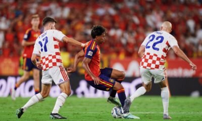 Lamine Yamal. de España, ante la marca de Petar Sucic, y de Josip Misic, de Croacia. Foto: Selección de España