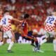 Lamine Yamal. de España, ante la marca de Petar Sucic, y de Josip Misic, de Croacia. Foto: Selección de España