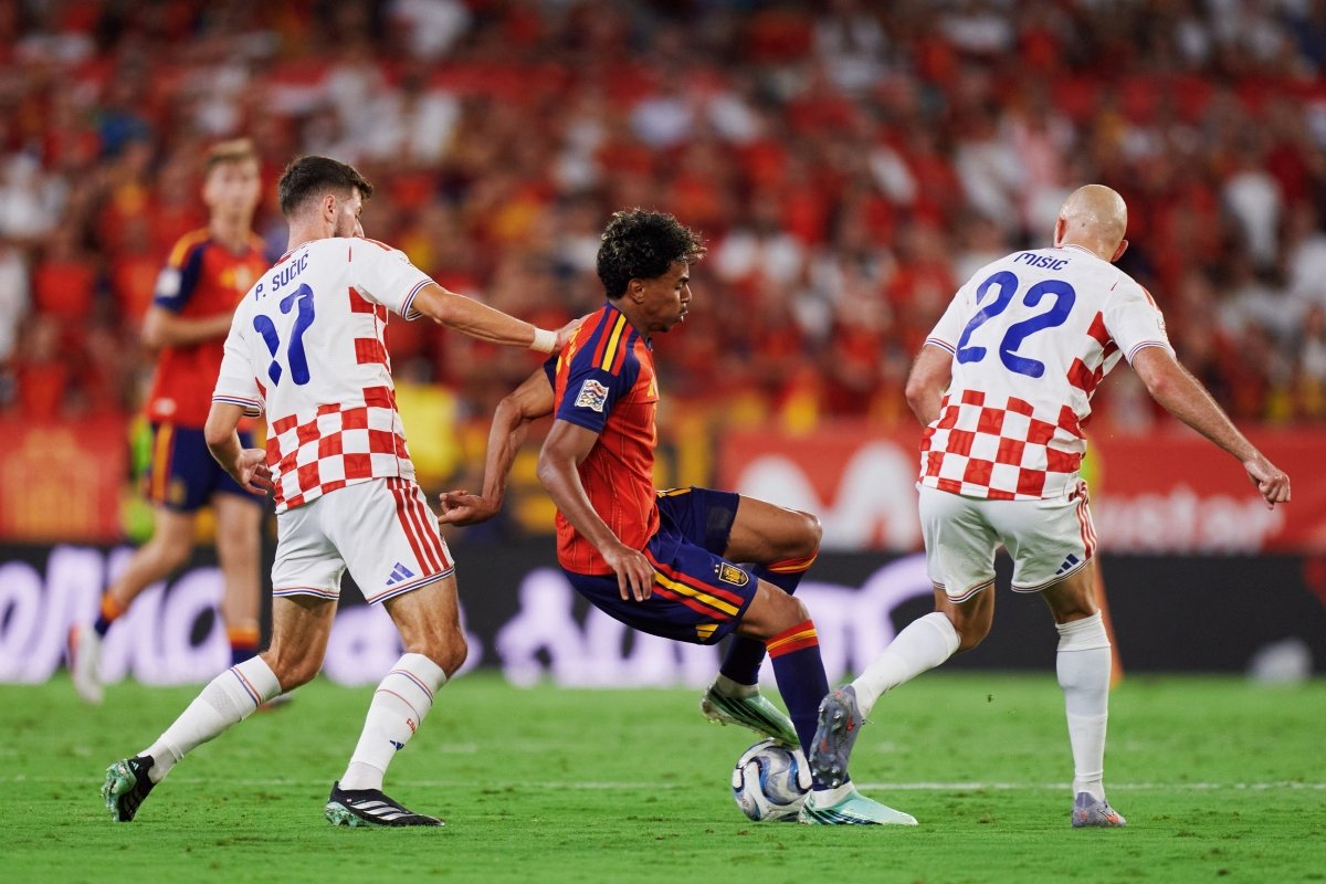 Lamine Yamal. de España, ante la marca de Petar Sucic, y de Josip Misic, de Croacia. Foto: Selección de España