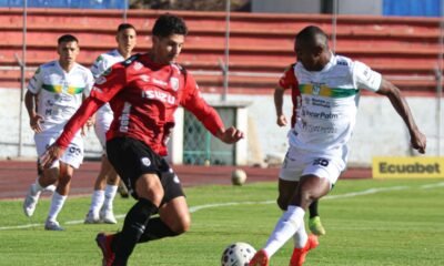 Patricio Madero, de Leones, y Renny Jaramillo, de Orense, en el Olímpico de Ibarra. Foto: API