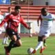 Patricio Madero, de Leones, y Renny Jaramillo, de Orense, en el Olímpico de Ibarra. Foto: API