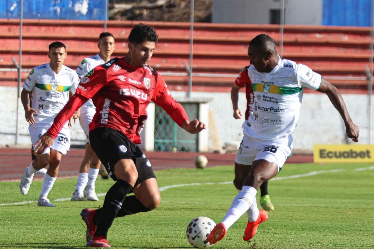 Patricio Madero, de Leones, y Renny Jaramillo, de Orense, en el Olímpico de Ibarra. Foto: API