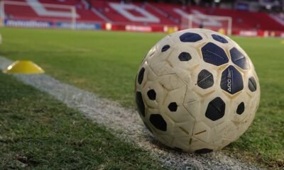 Balón de LigaPro en el estadio Rodrigo Paz Delgado. Foto: API