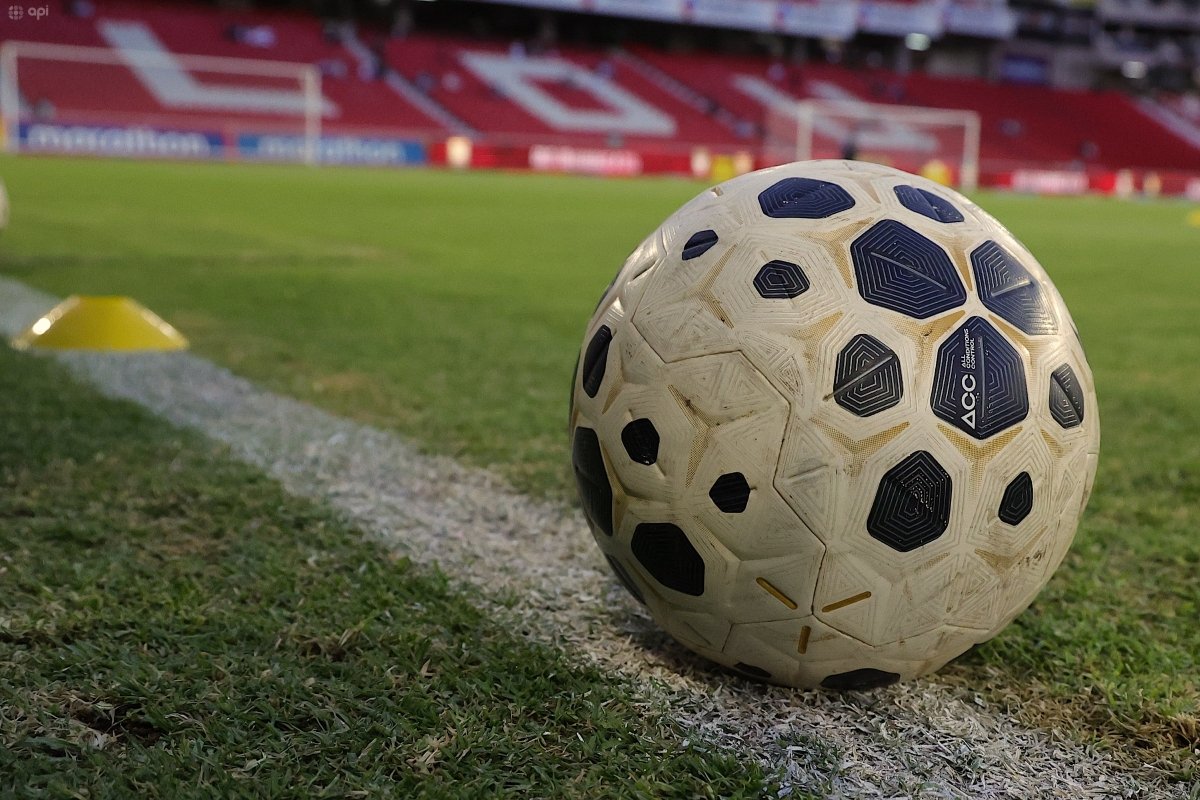 Balón de LigaPro en el estadio Rodrigo Paz Delgado. Foto: API