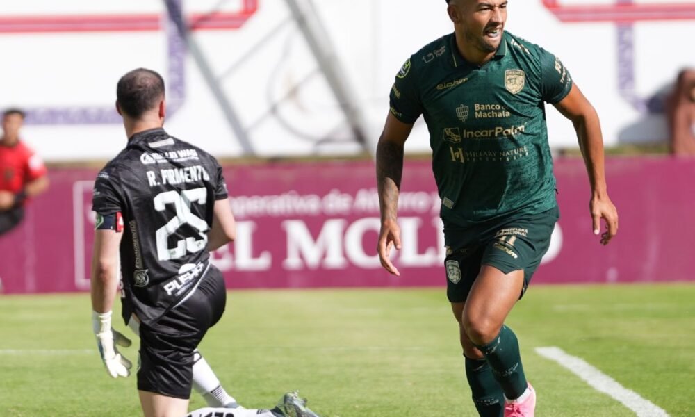 Agustín Herrera, de Orense, celebra el gol que le hizo a Mushuc Runa. Foto: Orense