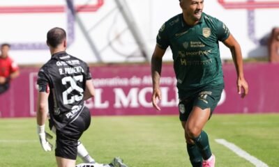 Agustín Herrera, de Orense, celebra el gol que le hizo a Mushuc Runa. Foto: Orense