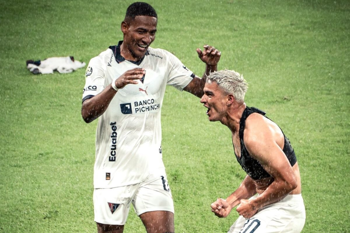 Alexander Alvarado celebrando su gol a Barcelona SC. Foto LDU