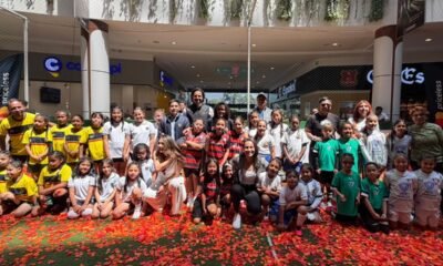 Jugadores y ejecutivos en la presentación del Soccer Talent Femenino en el Condado Shopping.